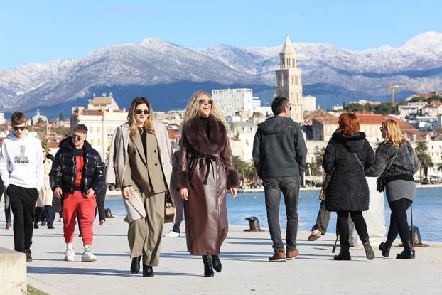 Zubato sunce u Splitu izmamilo je brojne šetače