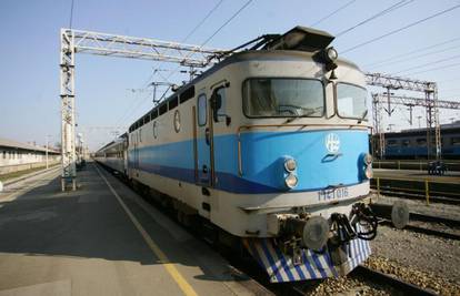 U kolodvoru u Slavonskom Brodu zapalili WC u vlaku