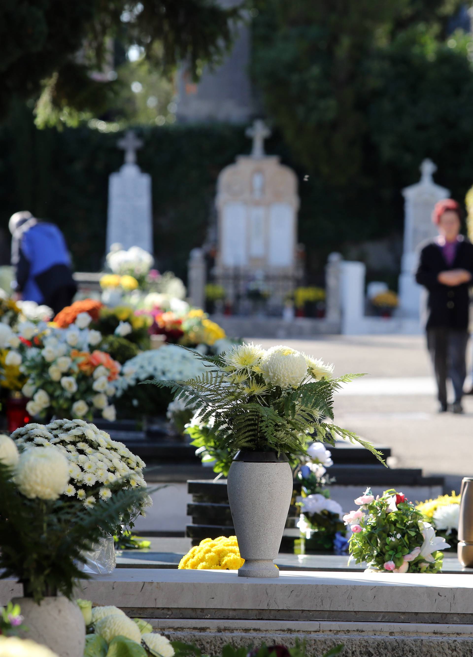 Dan je Svih svetih: Pogledajte fotografije s hrvatskih groblja