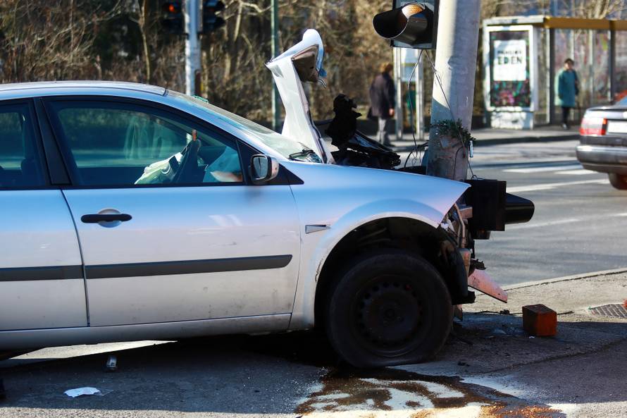 Zagreb: Automobil smrskan nakon Å¡to se zabio u stup semafora, nekoliko ozlijeÄenih