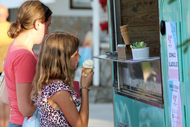 Njivice: Festival sladoleda na rivi