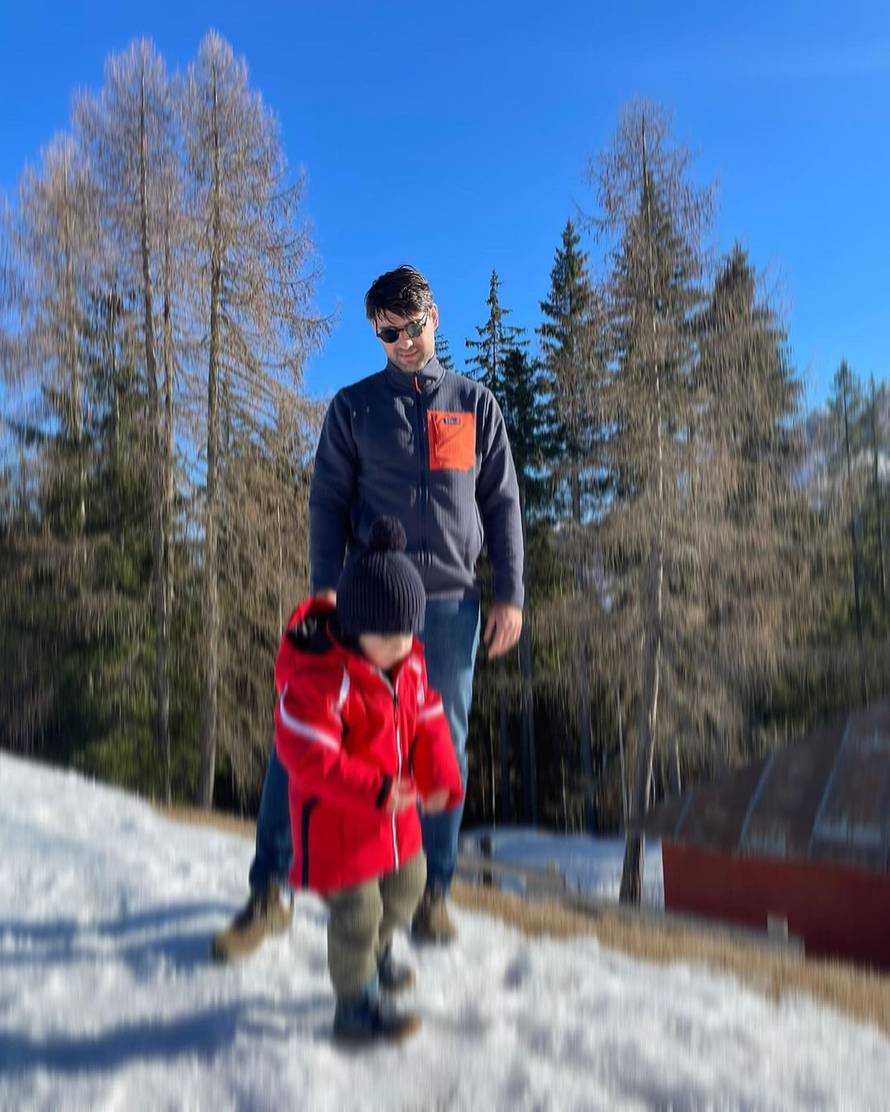 Bračni par Ćorluka na skijanju: Čarli nazdravio pivom, a Franka s mlađim bratom zapjevala ariju