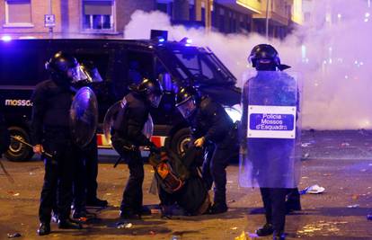 Veliki neredi nakon derbija u Barceloni: Ozlijeđeno 115 ljudi