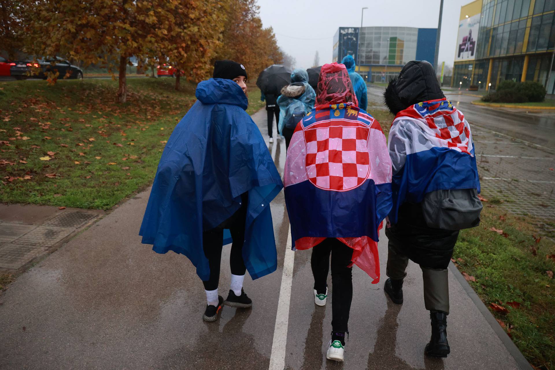 Svečani program u Vukovaru: Tisuće u Koloni sjećanja unatoč jakoj kiši. Milanović u Škabrnji