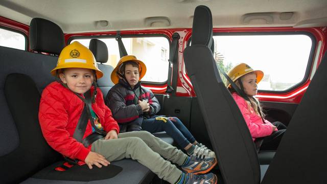Uživaju u vožnji: Uz sirene i rotirke u školu s vatrogascima