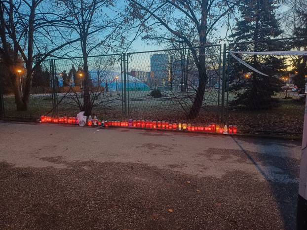 Tuga u Prečkom. Ljudi ostavljaju poruke i igračke: 'Zauvijek si u srcima svojih malih gusjenica'