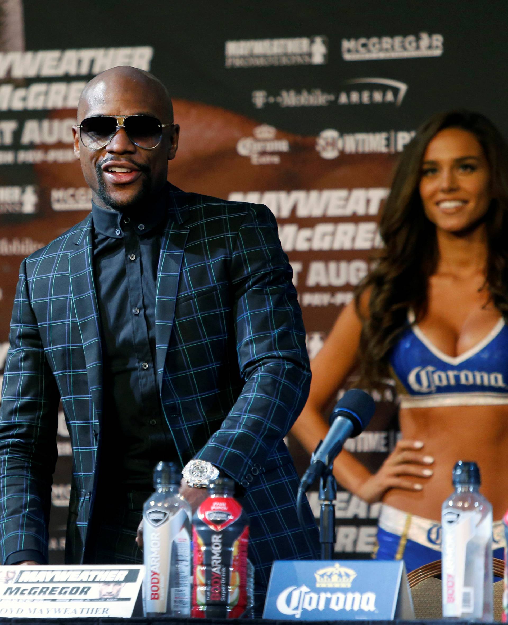 Undefeated boxer Floyd Mayweather Jr. (C) of the U.S.arrives for a news conference in Las Vegas