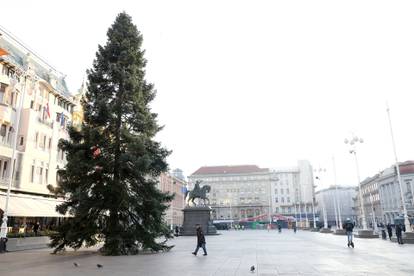 FOTO Pripreme za Advent: Na Trgu u Zagrebu postavili jelku