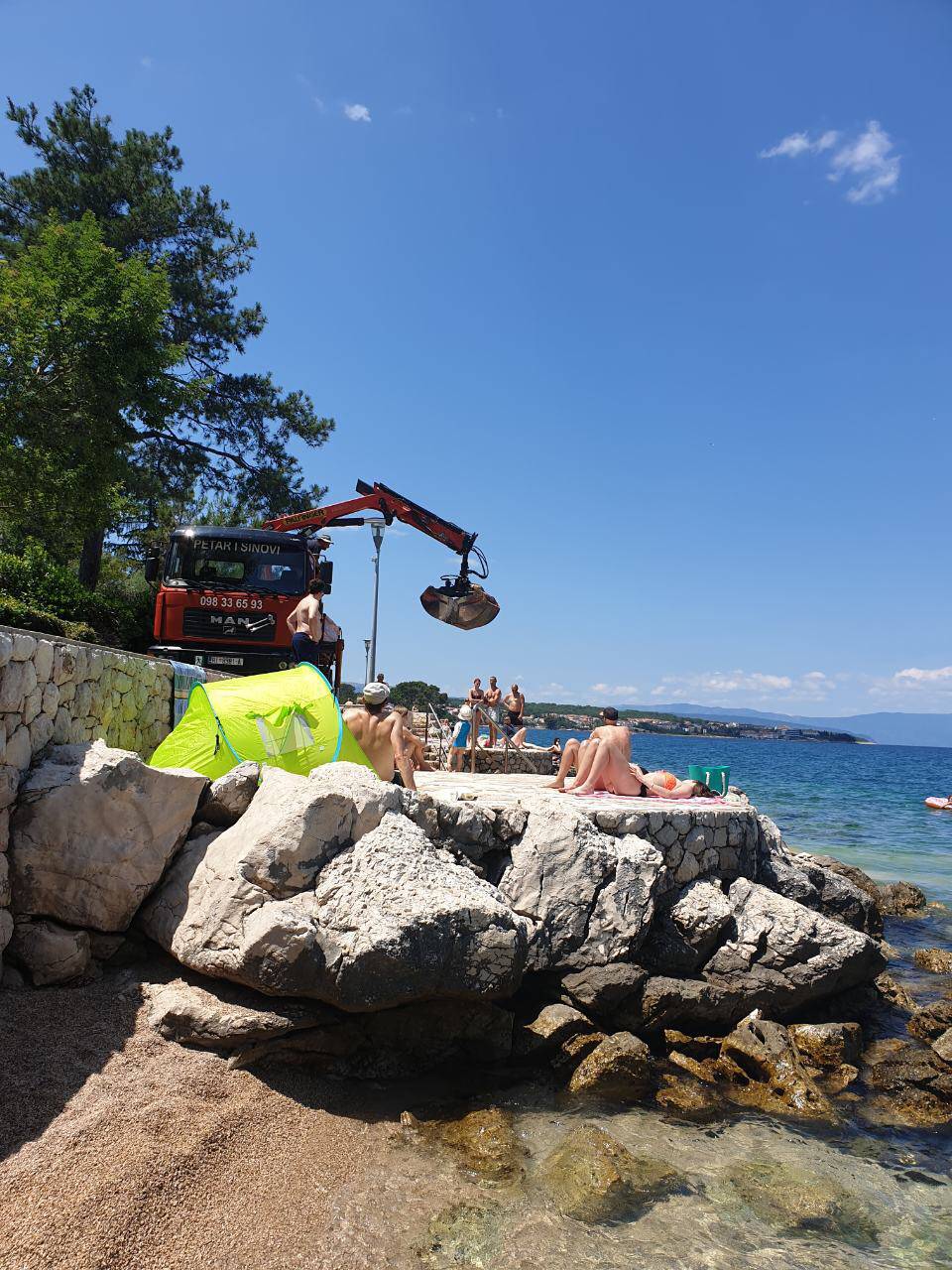 Počela sezona, a oni nasipavaju plažu. I to pred šefom Sabora!