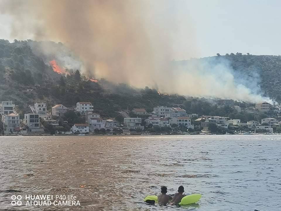 Požar buknuo kraj Rogoznice: 'Vatra se približila kućama, brzo se proširila jer vjetar jako puše'