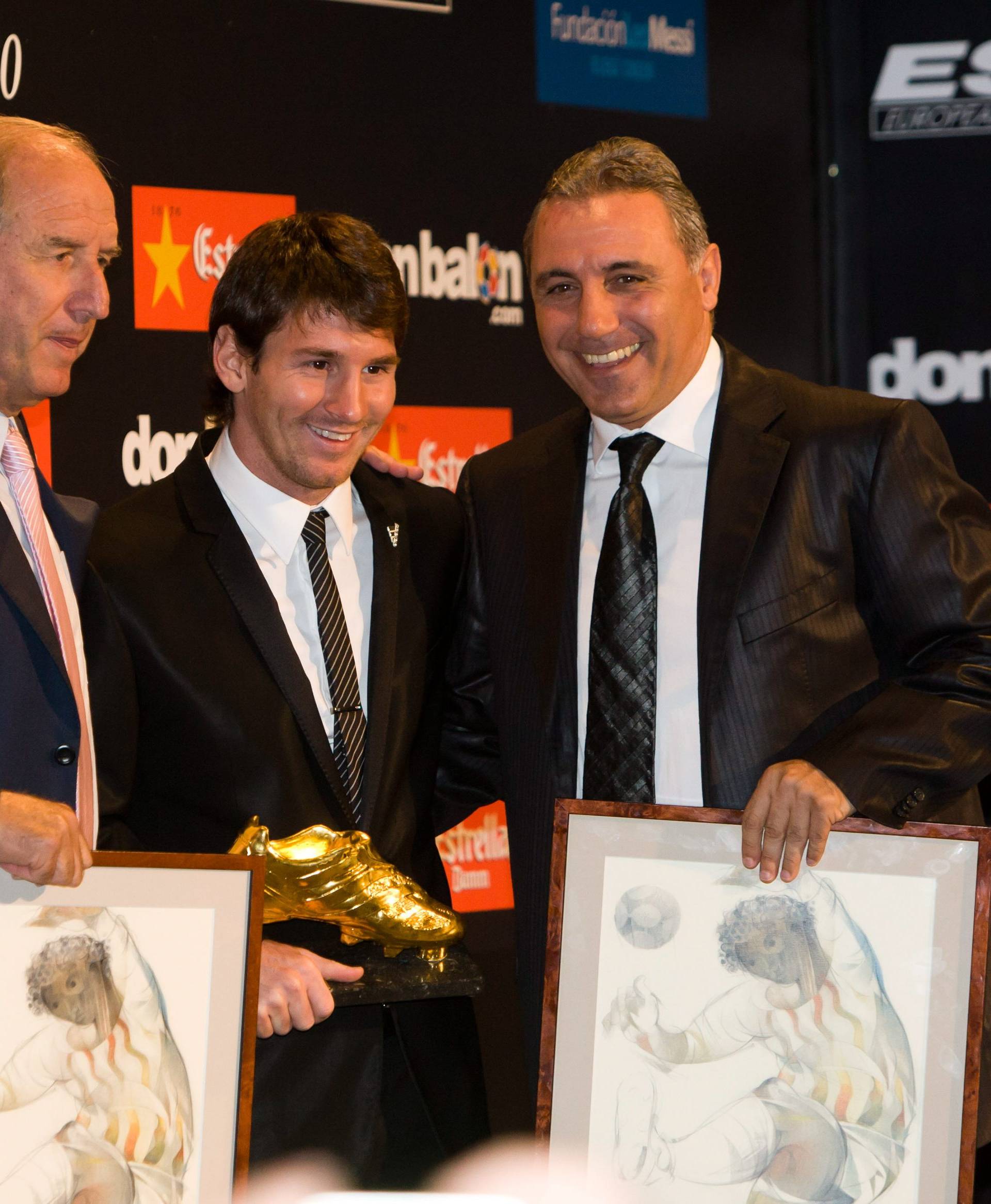 ESP, Lionel Messi receives the golden boot award