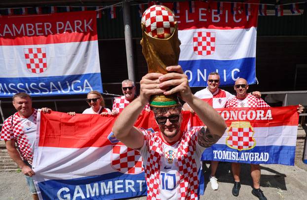 SP 2026 Mississauga: Hrvatski navijači pozirali sa replikom pehara SP-a