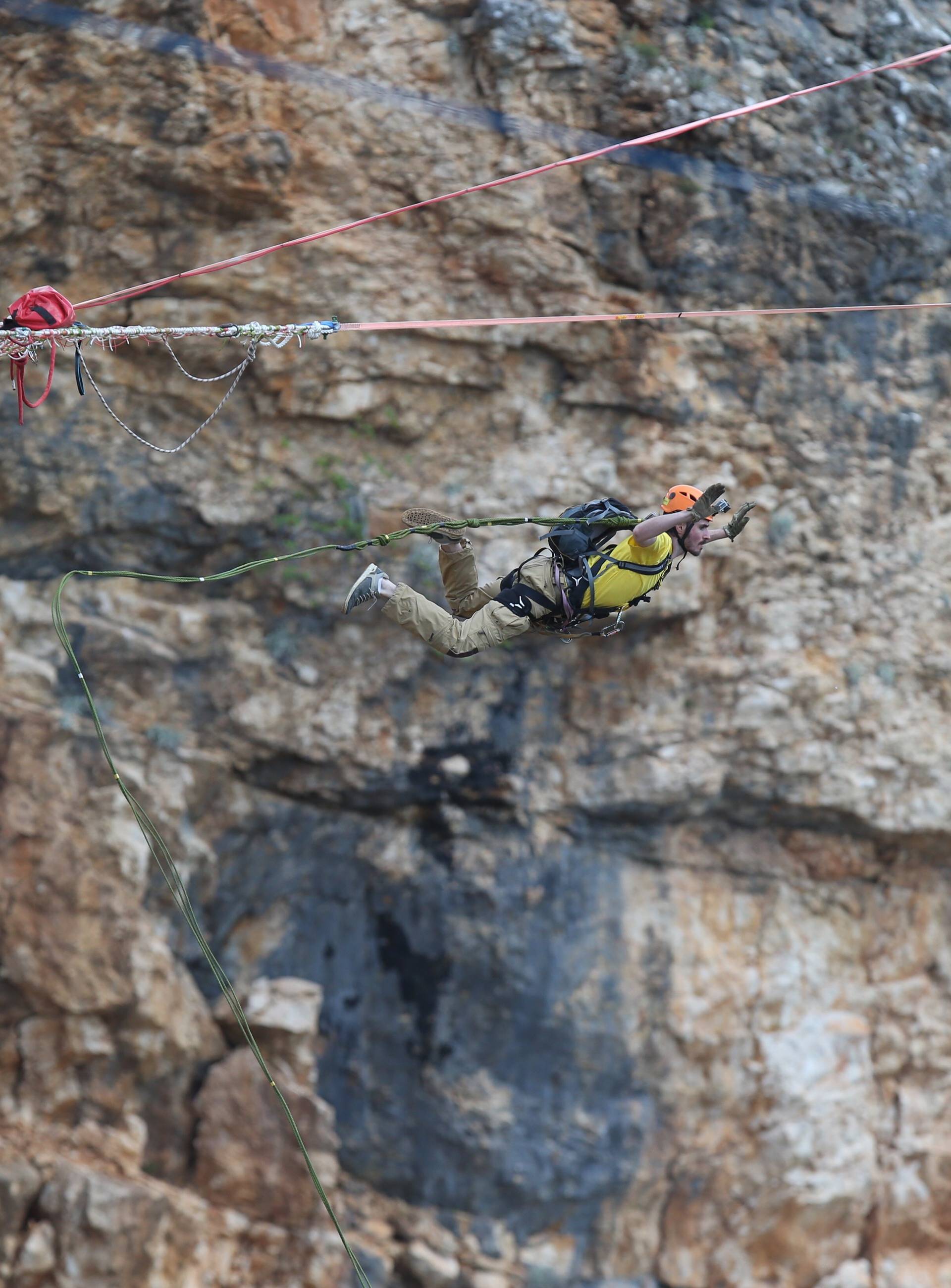 Sunovrat od 528 m: Skakali u Crveno jezero vezani užetom