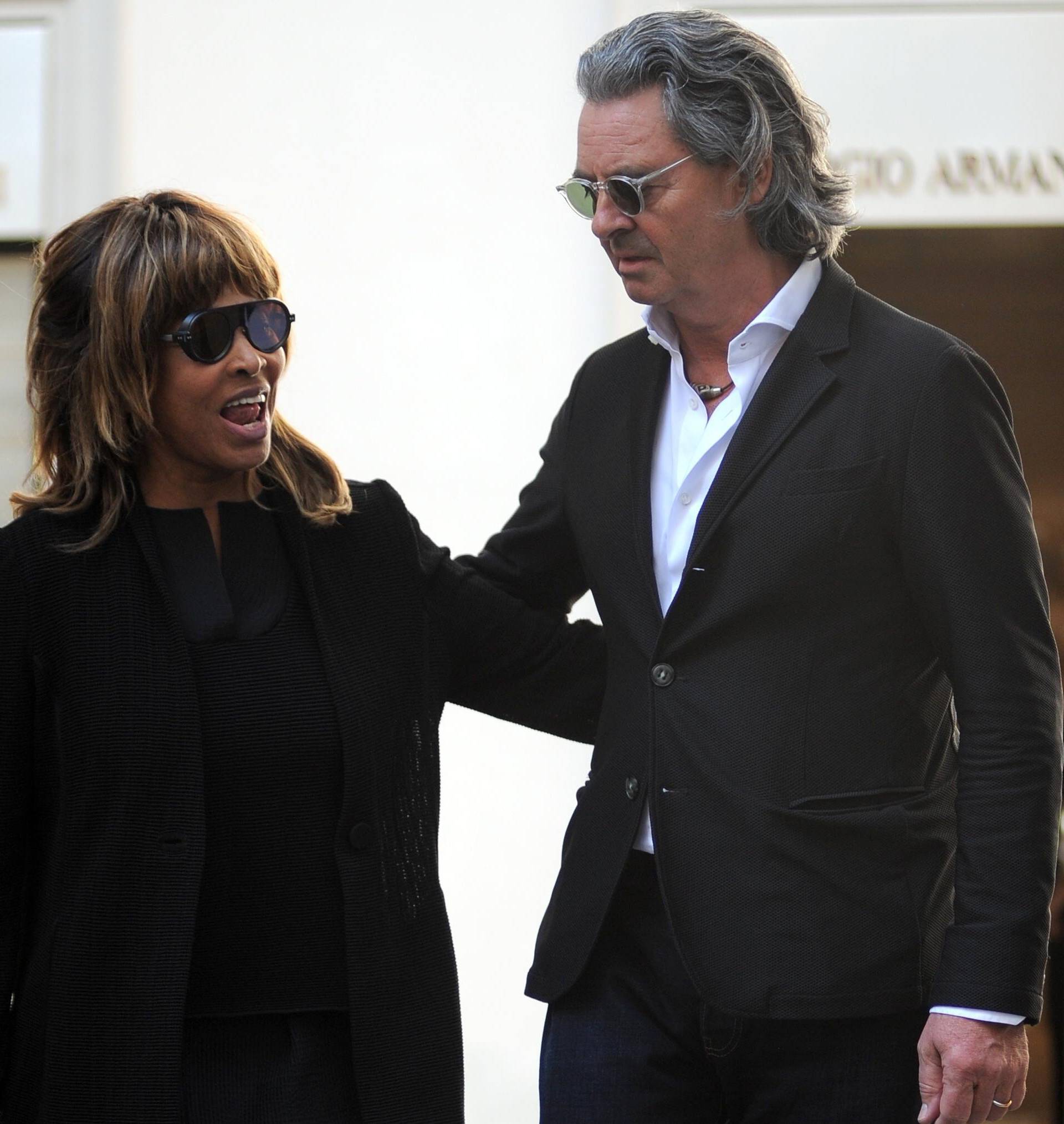 ** Minumum WEB USAGE FEE ** Milan, Tina Turner and her husband shopping Armani