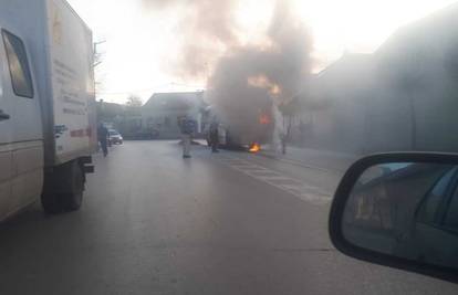 Gorio autobus u Vinkovcima: 'Auti nisu mogli proći od dima'