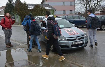 U školu idu taksijem jer im je jeftiniji od učeničkog prijevoza