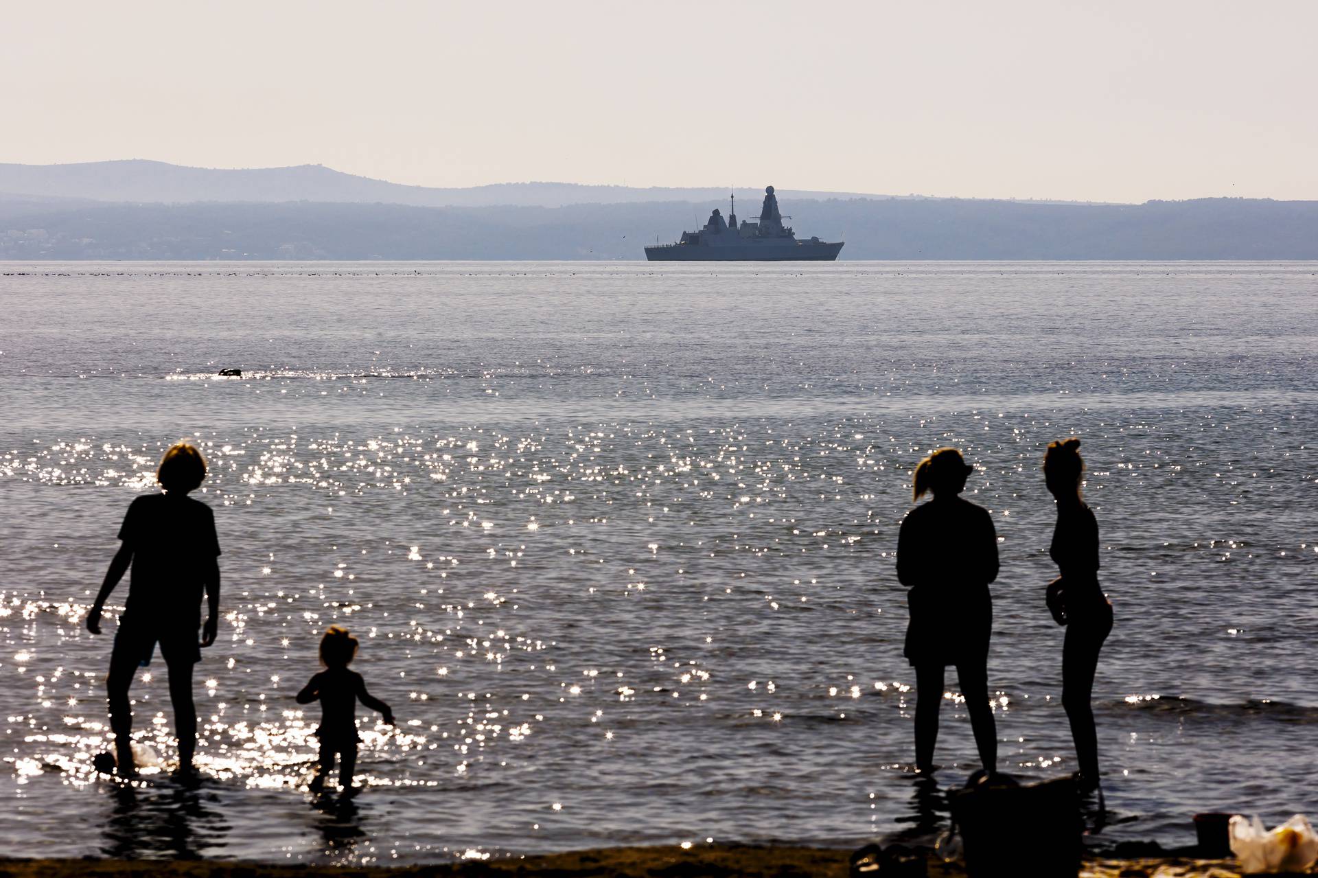 Britanski ratni brod HMS Defender usidren ispred Splita