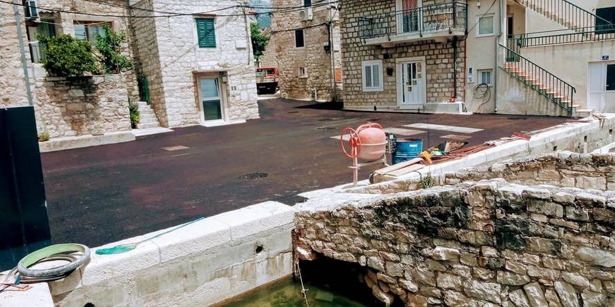 Ruglo u Kaštelima: Krenula je turistička sezona, a crni asfalt usred najljepšeg dijela grada