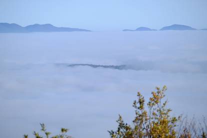 Pogled sa Sljemena na Zagreb koji je prekriven gustom maglom 