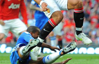 Chicharito zamalo završio kao Eduardo, Cole dobio samo žuti