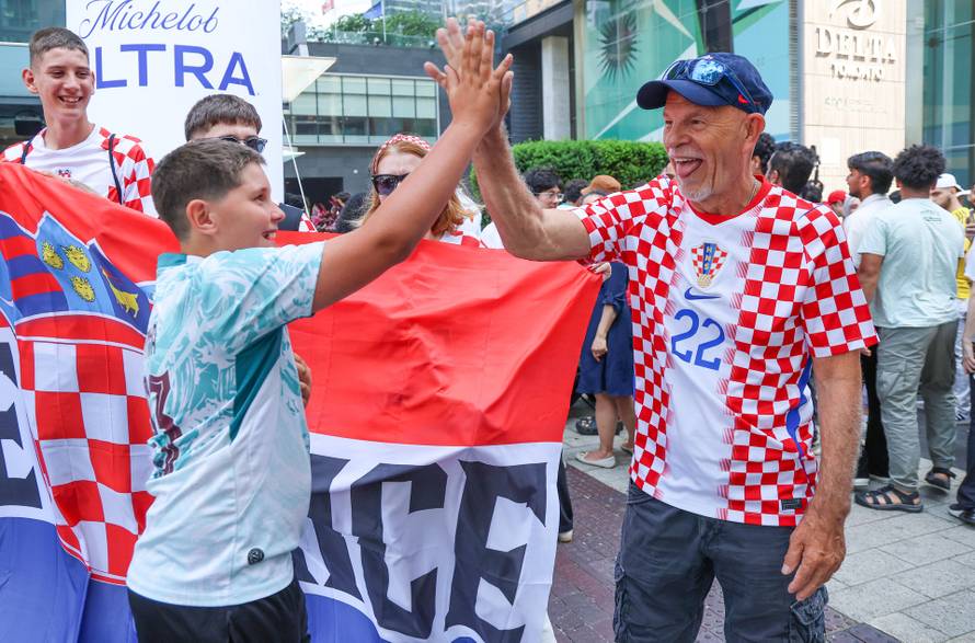 SP 2026 Toronto: Ispred Hotela Delta zajedničko fotografiranje odradili su hrvatski i portugalski navijači
