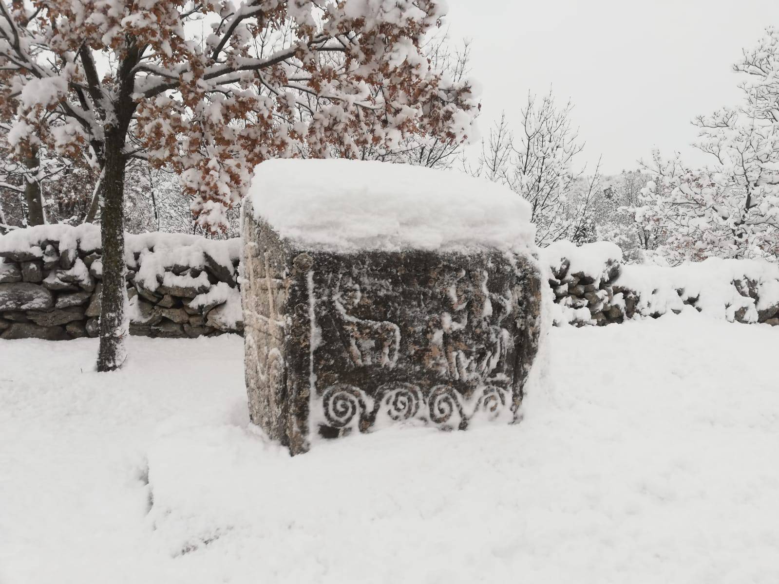 Dalmacija zametena: Snijeg u Zagori, zabijelili se Brač i Šolta