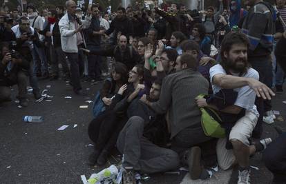 Policija je tukla prosvjednike pred parlamentom u Madridu