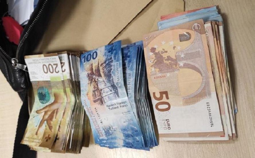 Carinici zaustavili bus srpskih tablica u Sl. Brodu. Pogledajte što su našli vozaču u torbici!