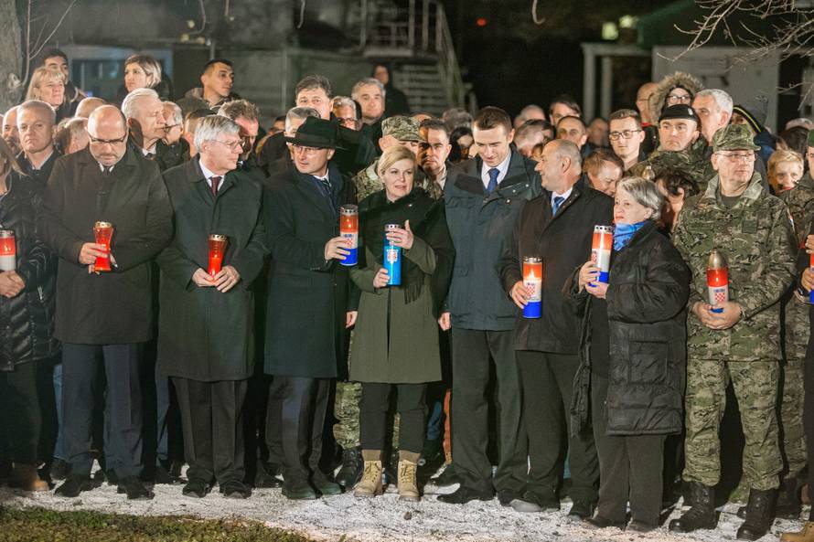 Na molitvu u dvorište bolnice u Vukovaru došla i predsjednica