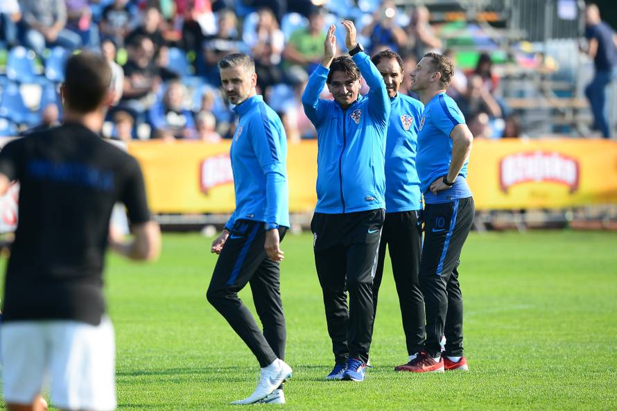 Bjelovar: Zagrijavanje uoÄi poÄetka utakmice NK Bjelovar - hrvatska nogometna reprezentacija