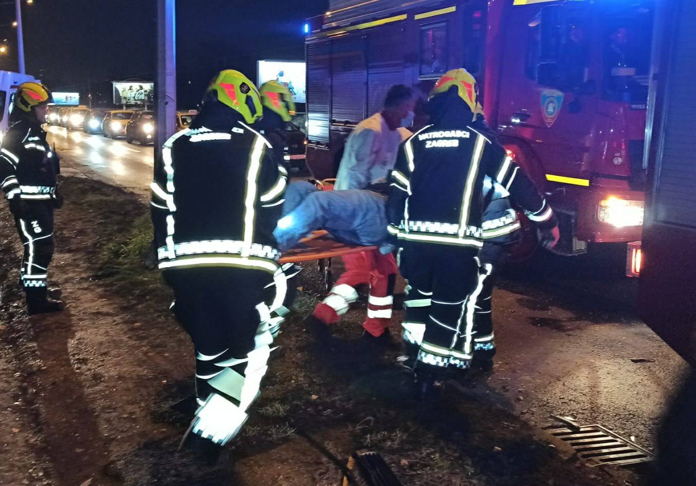 Teška nesreća na Aleji Bolonje: Vatrogasci rezali lim da izvuku čovjeka, dvoje je ozlijeđeno