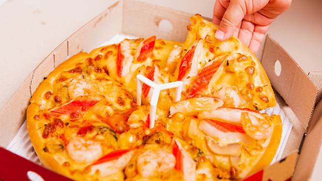 Znate li čemu služi onaj plastični ‘tronožac’ kada naručite pizzu? Nije ukras, ima praktičnu svrhu