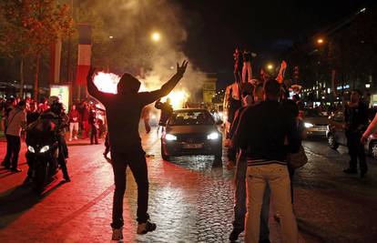 Huligani su uništili proslavu PSG-a, ozlijeđeno je 33 ljudi