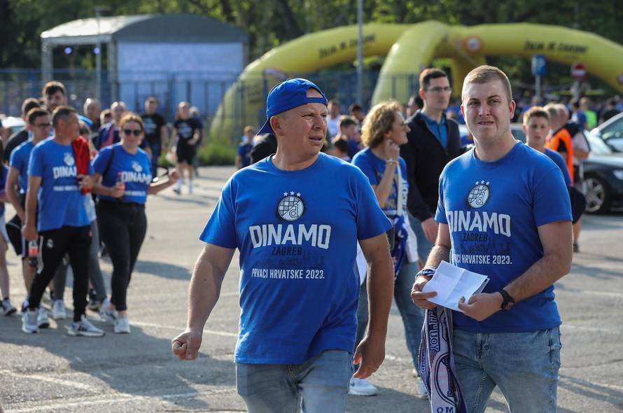 Zagreb: Navijači se okupljaju u fan zoni stadiona Maksimir prije utakmice Dinamo - Gorica
