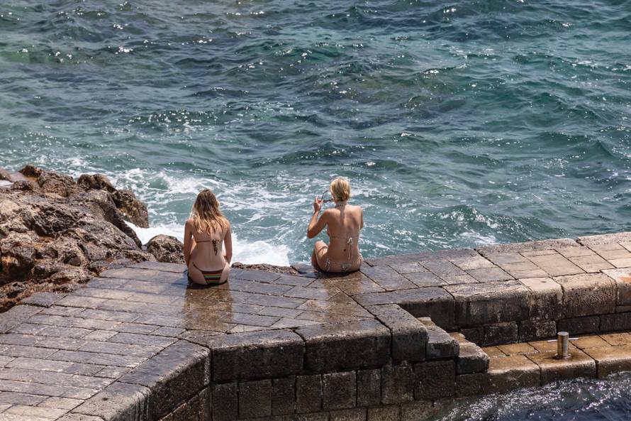 Dubrovnik:  Prepune dubrovačke plaže i gužva unutar zidina