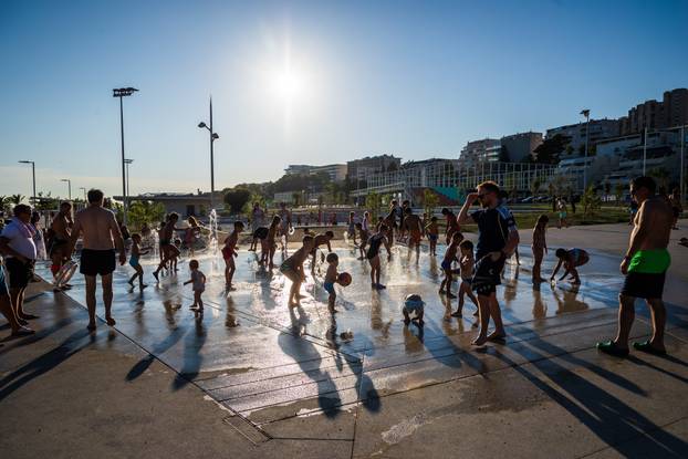 Split: Ljetni ugođaj na novouređenoj plaži Žnjan