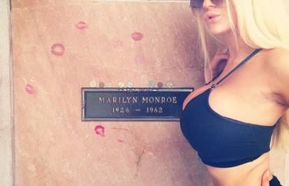 Courtney je silikonsko poprsje prislonila na Marilynkin grob 