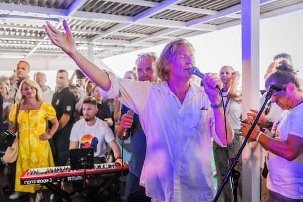 Split: Koncert u čast Oliveru Dragojeviću  na trajektu za Velu Luku