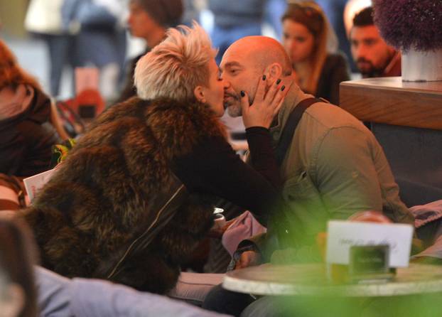 Zagreb: Indira Levak nakon šetnje gradom popila kavu u društvu supruga Miroslava