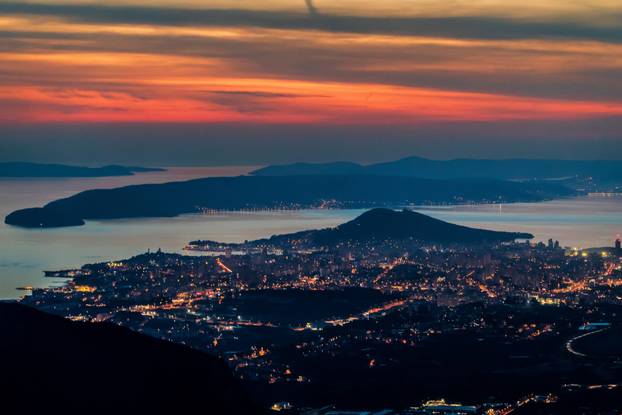 Gornje Sitno, Mosor: Pogled na Split u suton