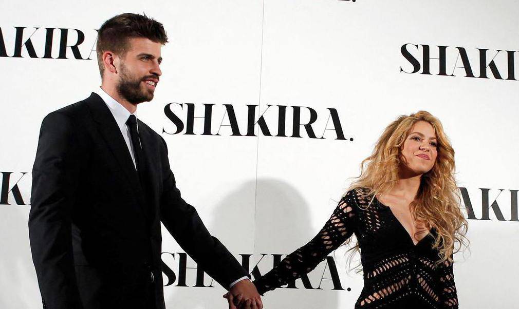 FILE PHOTO: Colombian singer Shakira and Barcelona's soccer player Gerard Pique pose during a photocall presenting her new album "Shakira" in Barcelona