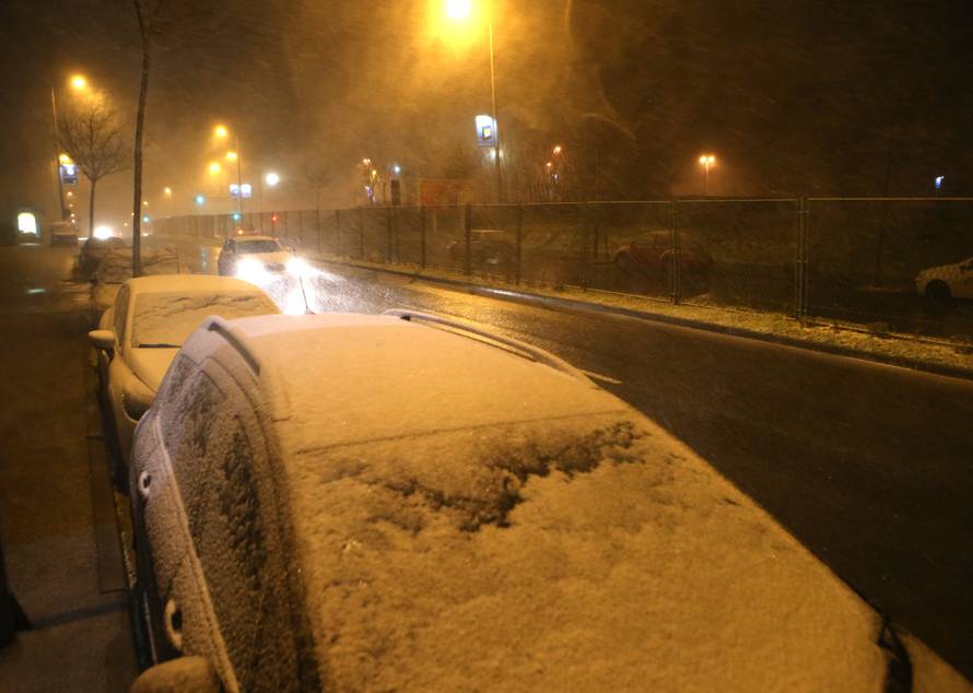 Paraliza zbog mećave: Putnike u Gračacu sklonili u samostan