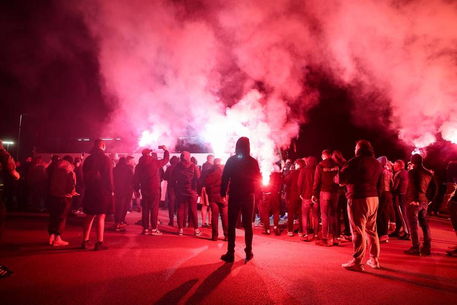 Zagreb: Navijači Dinama dočekali igrače ispred stadiona u Makisimiru nakon pobjede u derbiju protiv Hajduka