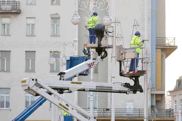 Zagreb: Postavljeni ukrasi na Trgu bana Josipa Jelačića
