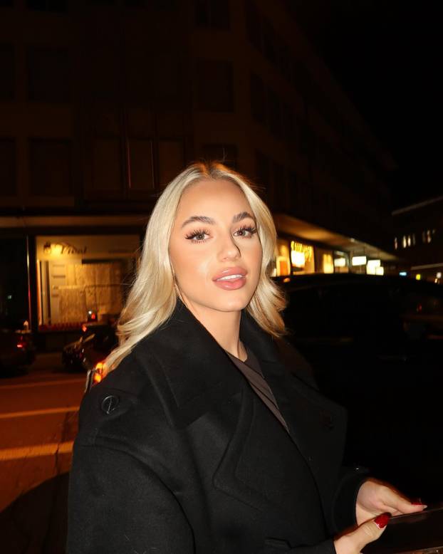 FOTO Kratka haljina i zavodljivi pogled. Ovako je najljepša nogometašica uplovila u 2026.