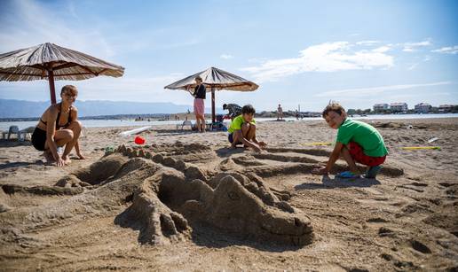 Skulpture 'izronile' iz pijeska na jednoj od naših poznatih plaža