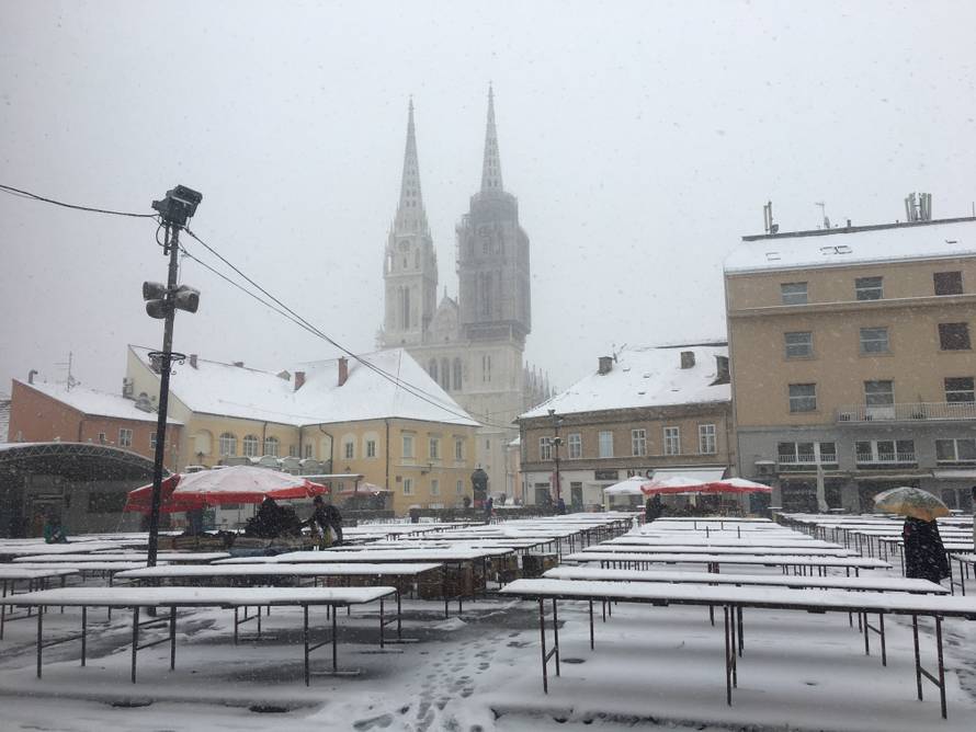 HGSS nepokretnom muškarcu kod Gračaca donio hranu i drva