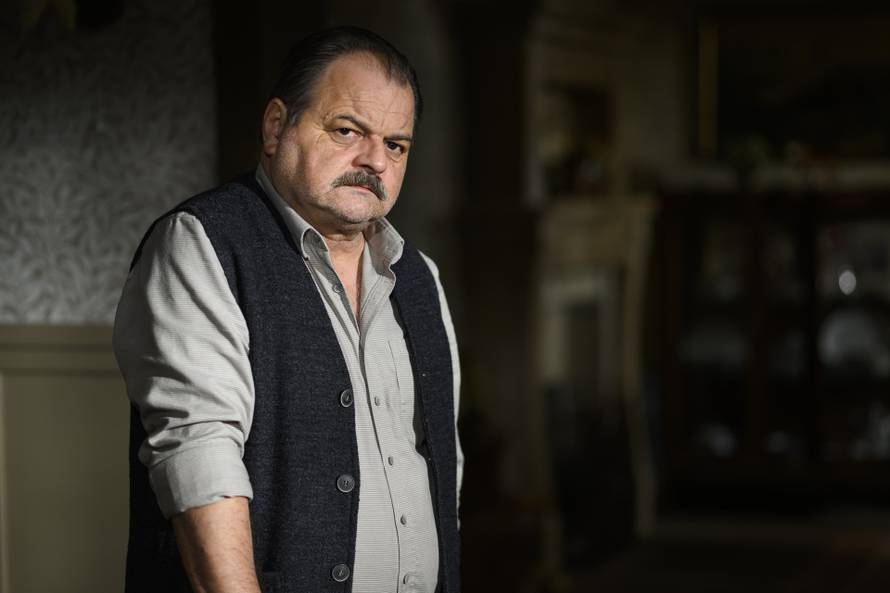 Zagreb, 07.10.2025 - Glumci RTL serije Divlje pcele poziraju na setu u studiju Jadran filma