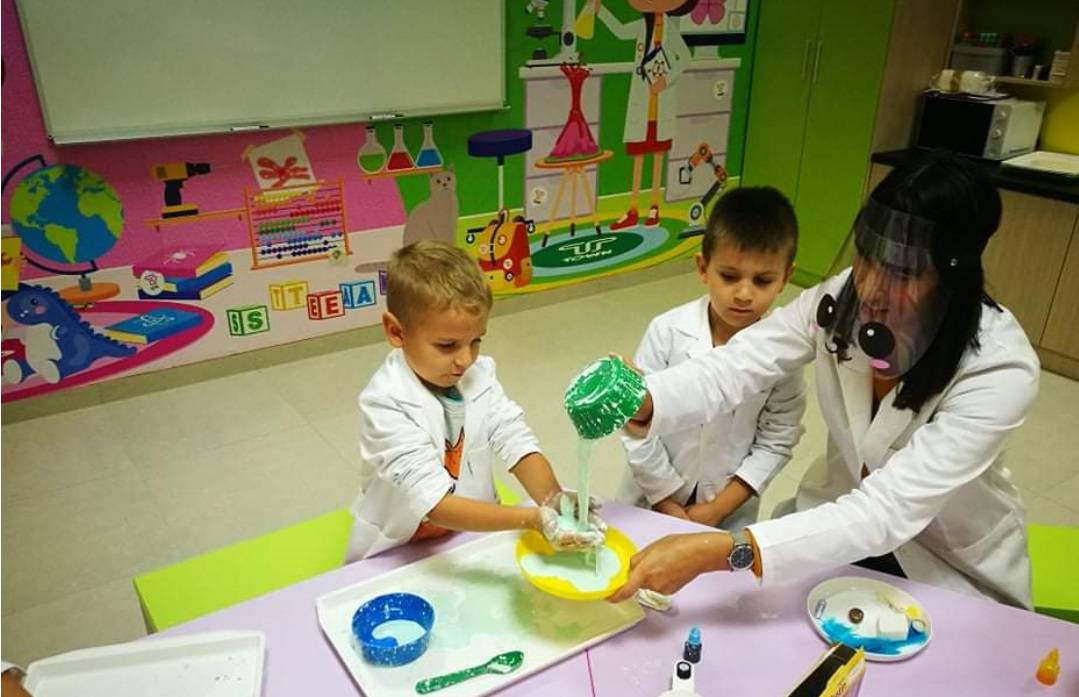 Veseli laboratorijj: Uz učiteljicu Jagodu mali Našičani otkrivaju tajne fizike i matematike...