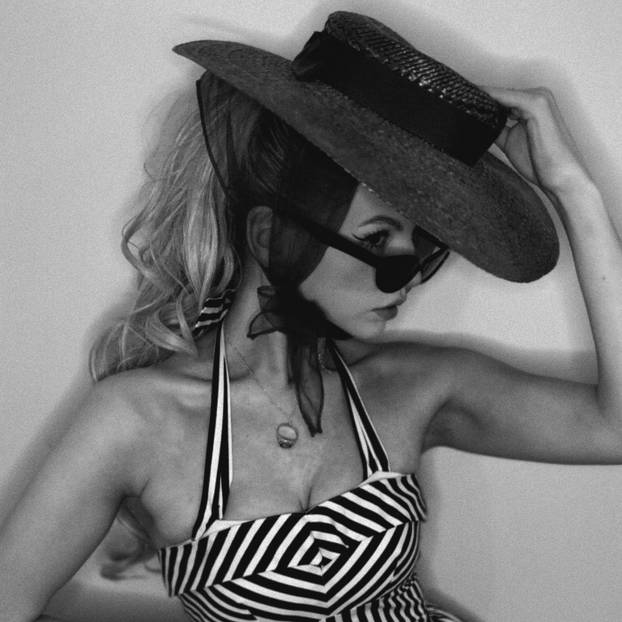 FOTO Mlada ljepotica obožava vintage stil - u retro krpicama donosi seksepil iz 1950-ih